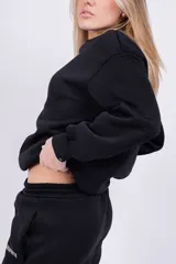 Buzo negro de corte holgado con la palabra 'GRAPHITE' estampada en blanco en el pecho.