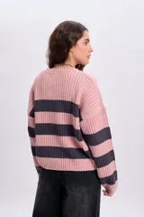Buzo de punto tejido a rayas horizontales en tonos rosado y gris oscuro, con cuello redondo y mangas largas.