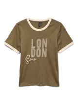 Remera de manga corta color verde oliva con cuello redondo y ribetes en color beige. Presenta una estampa frontal con la palabra "LONDON" en mayúsculas y "Soho" en cursiva.