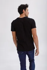 Remera de algodón de corte clásico, color negro, con cuello redondo y mangas cortas.