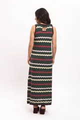 Vestido largo de punto con diseño de rayas en zigzag de colores verde oscuro, fucsia, rosa claro y amarillo, sin mangas y con escote redondo.