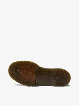 Bota Dr. Martens modelo Sinclair, color marrón oscuro, con plataforma gruesa y suela ranurada. Confeccionada en cuero Crazy Horse, presenta un aspecto desgastado. Incluye cierre frontal de cremallera extraíble, cordones y costura amarilla en el ribete.