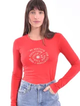 Remera de manga larga color gris oscuro, ajustada al cuerpo, con un estampado frontal de flores y texto en color blanco.