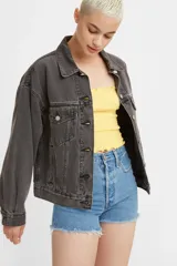 Short de jean de tiro alto con ruedo deshilachado y cierre frontal con botones, en un tono azul medio.