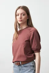 Remera blanca de manga corta confeccionada en algodón, con calce cómodo y mangas levemente abullonadas.