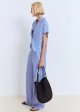 Pantalón de tiro medio con estampado de rayas celestes y rosadas, diseño recto y largo, cintura con goma elástica y dos bolsillos laterales.