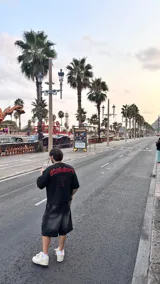 Remera celeste de corte holgado con estampado en rojo en la espalda con el texto "ittaistars", "European Tour by Ittai Stars Company" y el logo de la marca.