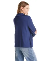 Campera liviana de modal con cuello solapa y cierre frontal mediante broches metálicos. Presenta mangas largas con detalles de bordado floral calado y puños en rib, además de bolsillos laterales funcionales.