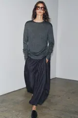Pantalón ancho de denim azul oscuro, tiro medio, con cintura elástica ajustable mediante cordones interiores y pierna muy ancha con volumen que termina en un ruedo redondeado.