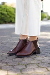 Bota corta de cuero color marrón, con elástico lateral y taco de madera.