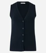 Blusa estilo chaleco, confeccionada en ribana negra, con abotonado delantero, sin mangas y con textura acanalada.