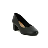 Zapato de tacón Beira Rio en color negro, con diseño clásico de punta redonda y taco cuadrado bajo.