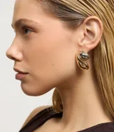 Par de caravanas colgantes con forma de gota doble, confeccionadas en metal con baño mixto dorado y plateado.