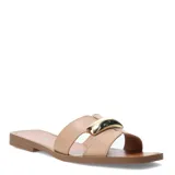 Sandalias tipo slide de cuero color beige, con tiras anchas y detalle metálico dorado en el empeine. Presentan una base plana con punta cuadrada.
