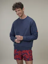 Sweater verde militar de cuello redondo y manga larga con detalle de bolsillo con solapa en la manga izquierda.