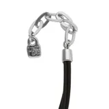 Collar largo de cordones de cuero marrón oscuro, decorado con una pieza metálica en espiral bañada en plata y terminaciones de cuentas plateadas en los extremos.