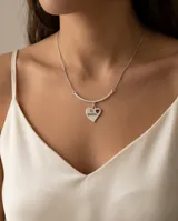 Collar de plata 925 con cadena fina y dije central en forma de corazón con la inscripción 'Te quiero' y un pequeño calado en forma de corazón.