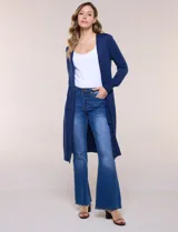 Cardigan largo de punto liviano y suave, de color blanco, con diseño abierto al frente, mangas largas con puños acanalados y bolsillos frontales aplicados.