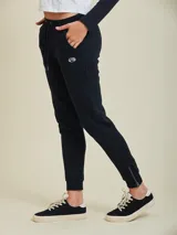 Pantalón tipo babucha de algodón y poliéster, color gris melange, con cintura elástica ajustable mediante cordón, bolsillos laterales y cierres en los tobillos.