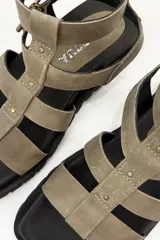 Sandalias de cuero color visón con múltiples tiras y hebillas de ajuste. Suela de goma negra. Diseñadas y hechas en Uruguay.