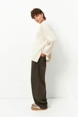 Polera marrón de tejido de punto con cuello alto y corte oversized.