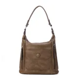 Cartera color crema con apertura superior con doble cierre, bolsillo frontal con tapa con broche magnético y cierre, bolsillos internos y laterales con cierre. Incluye correa larga regulable y desmontable.