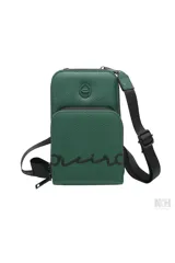 Bandolera verde de cuero sintético con bolsillo frontal con cierre, tira ajustable negra y detalles de la marca en relieve.