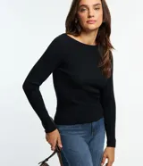 Blusa de punto negra de manga larga, con escote bote y textura acanalada vertical.