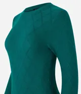 Suéter de punto color marrón, con cuello redondo, manga larga y textura geométrica de losângos.