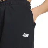 Pantalón de jogging New Balance French Terry Jogger, color negro, con cintura elástica y puños ajustados en los tobillos. Cuenta con bolsillos laterales y el logo de la marca bordado en blanco en la pierna izquierda.