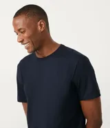 Remera de manga corta y cuello redondo, confeccionada en algodón peruano de alta calidad. Presenta un diseño liso y corte cómodo, ideal para uso diario.