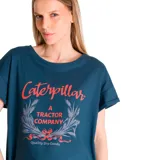 Remera azul con estampa frontal de la marca Caterpillar en color naranja.