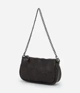 Cartera bandolera compacta de cuero sintético color negro, con cierre superior y doble correa de cadena metálica, una corta para el hombro y una larga ajustable.