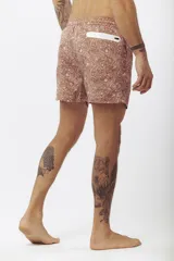 Short de baño salmón con estampado de tablas de surf, cordón ajustable en la cintura y etiqueta lateral de la marca.