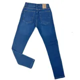 Pantalón de jean azul marino, corte chupín, con cinco bolsillos y talle 30.