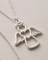 Collar de plata con cadena fina de eslabones y dije en forma de ángel con un corazón hueco en el centro.