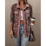 Sobre camisa de pana con estampado animal print, de corte suelto y manga larga. Presenta cuello italiano, cierre frontal con botones y bolsillos en el pecho.
