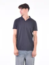 Chomba azul marino con cuello polo y mangas cortas.