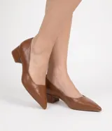 Zapato scarpin básico de color marrón, con tacón bloque mediano y punta fina.