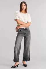 Remera color crema de algodón con cuello redondo y mangas cortas. Estampado frontal con la frase 'take me back'.