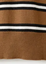 Chaleco de punto de corte recto, con estampado de rayas horizontales en tonos tostado, blanco y negro, cuello polo y cierre delantero con botones.