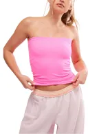 Top bandeau color fucsia, confeccionado en tejido elástico.