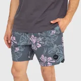 Short de baño color gris oscuro con estampado floral en tonos rosados y detalles de calaveras. Cuenta con bolsillos laterales y un parche circular con el logo de la marca en la pierna izquierda.