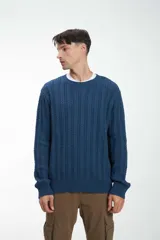 Sweater color gris claro de punto trenzado, con cuello redondo y mangas largas.