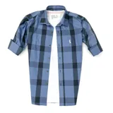 Camisa de algodón a cuadros azules y negros, con mangas largas y cuello clásico.