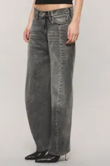 Jeans de tiro bajo y diseño bow-leg, con recortes y pinzas constructivas que forman una pierna curva. Confeccionado en denim de algodón con lavado efecto ahumado y desgastado.