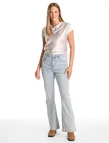 Jean bootcut de tiro alto con detalle de tachas a lo largo de las piernas. Cuenta con pretina con pasadores, cierre frontal con botón y bolsillos funcionales en la parte delantera y trasera.