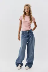 Remera de manga corta, color rosado, con textura de punto acanalado y cuello redondo ribeteado.