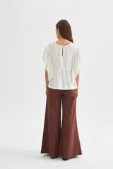 Pantalón ancho de viscosa color negro, con tiro alto y pinzas en la cintura.