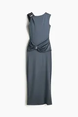 Vestido maxi entallado sin mangas, confeccionado en punto. Modelo con escote asimétrico y detalle de metal en un hombro. Panel drapeado con detalle metálico bajo la cintura para estilizar la silueta.
